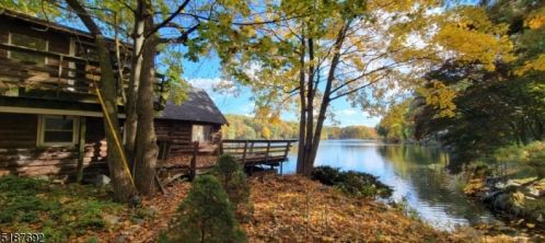 11 Crescent Rd, West Milford Lakes, NJ 07480-4136