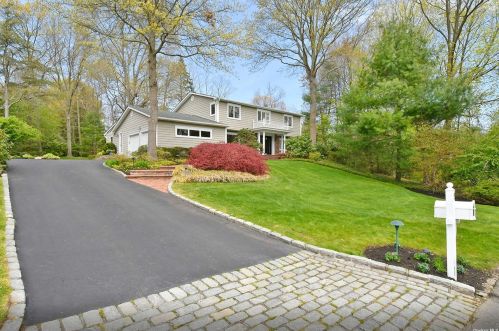 9 Vauxhall Ct, Huntington Station, NY 11747-4012