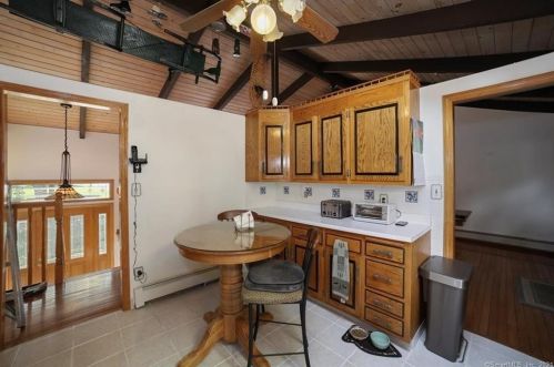 7 White Oak Dr, Southington CT  06489-3835 exterior