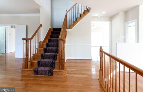 7337 Hooes Rd, Springfield VA 22152-3704 exterior