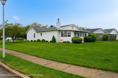 24 Mansfield Dr, Bricktown, NJ 08724-4902