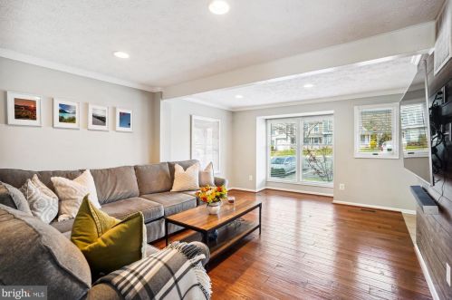 1570 Poplar Grove Dr, Herndon, VA 20194-1732
