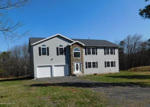 107 Center Dr, Blakeslee, PA 18610-7881