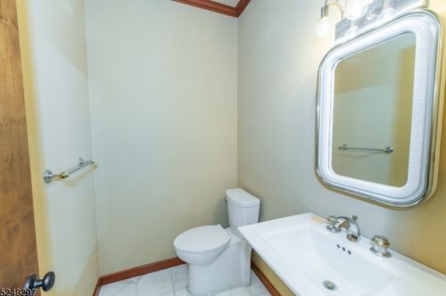 5 Round Hill Ter, Kinnelon NJ  07405-3217 exterior