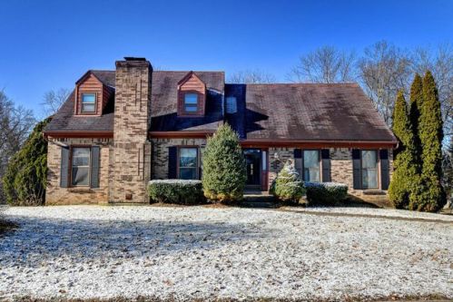 106 Wooded Falls Rd, Louisville, KY 40243-2078