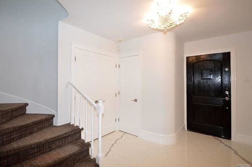 19 Robin Way, Great Neck, NY 11021-1025