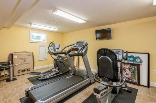 1045 Channel Dr, Hewlett NY  11557-2616 exterior