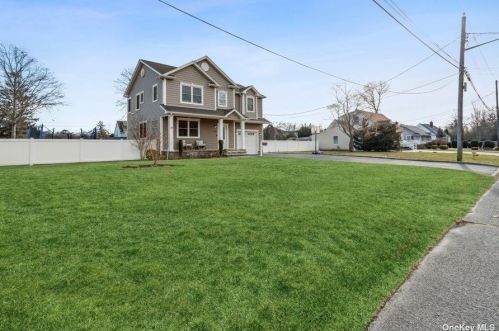 15 Paumanake Rd, Blue Point, NY 11715-1808