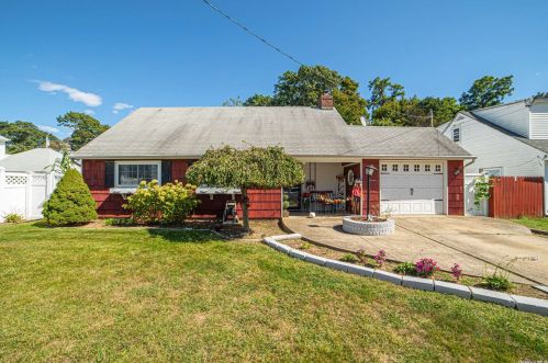 74 William St, Copiague, NY 11726-3715