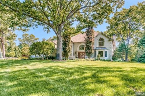 309 Indian Trail Dr, Franklin Lakes, NJ 07417-1016