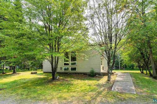 26 Riverside Rd, Esko, MN 55733-9640