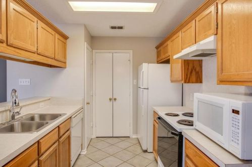 1913 Lee Dr, Denton TX  76209-4789 exterior