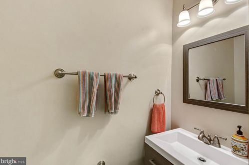 9240 Lorton Valley Rd, Lorton VA  22079-2912 exterior