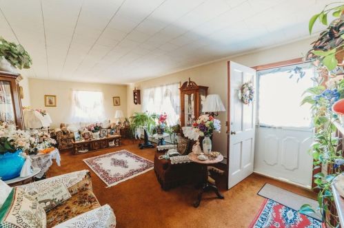 206 Maple Ave, Middletown RI  02842-4887 exterior