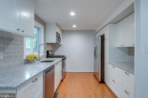 2308 Whitetail Ct, Herndon VA  20191-3018 exterior