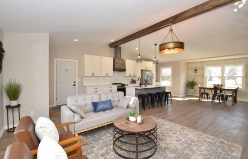 10446 Magnolia Dr, Thiensville, WI 53092-5531