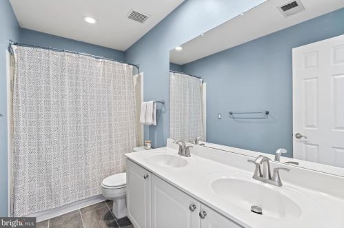 518 Fortress Cir, Leesburg VA  20175-8929 exterior