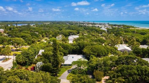907 Tropic Dr, Vero Beach, FL 32963-1256