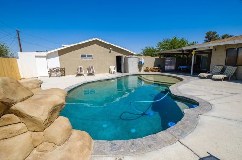 16454 Forrest Ave, Victorville, CA 92395-3464
