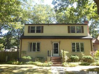 223 Mohican Ave, Hauppauge, NY 11779-3552