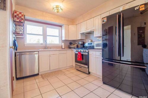 201 5th St, North Lindenhurst, NY 11757-1147