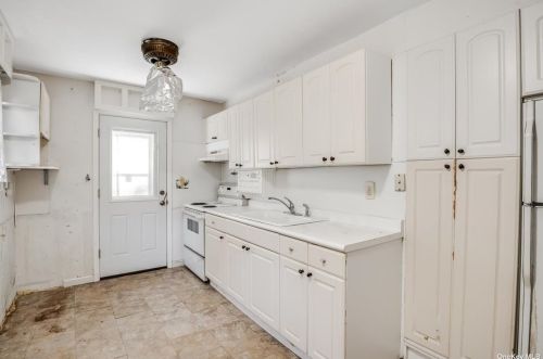 812 Larkfield Rd, Elwood NY  11731-6503 exterior