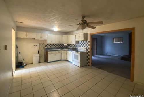 2 Saint Marks Pl, Amityville, NY 11701-1812