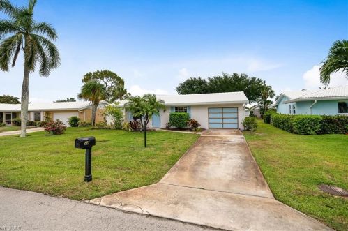 28 Hawaii Blvd, Naples FL  34112-6940 exterior