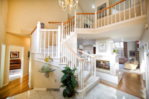 10527 Pine Tree Cir, Thiensville, WI 53092-5522