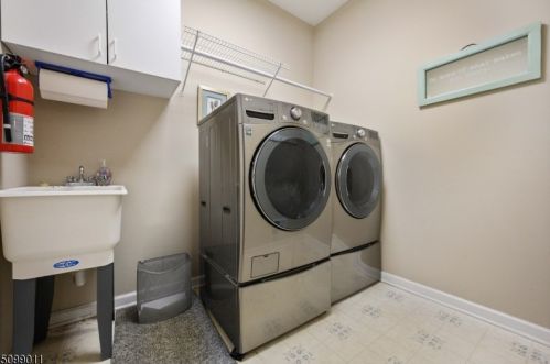 12 Stacey Ct, Sparta NJ  07871-1000 exterior