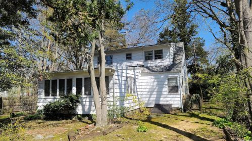 32 Oak St, Islip Manor NY  11751-2710 exterior