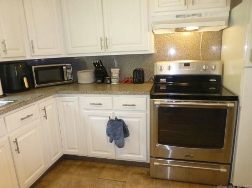20 Center Dr, Gales Ferry, CT 06339-1505