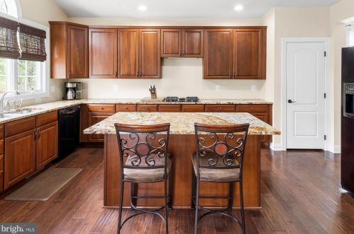 5737 Waterloo Bridge Cir, Haymarket VA  20169-8117 exterior