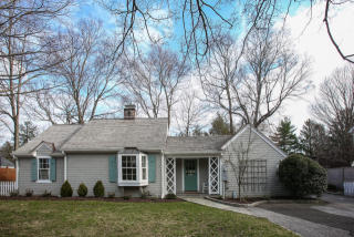 204 Middlesex Rd, Tokeneke CT  06820-3327 exterior