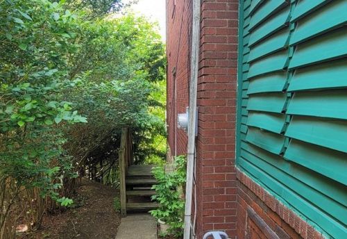 222 Parkfield St, Pittsburgh, PA 15210-4173