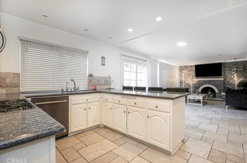 27067 Alabastro Dr, Santa Clarita CA  91354-2215 exterior