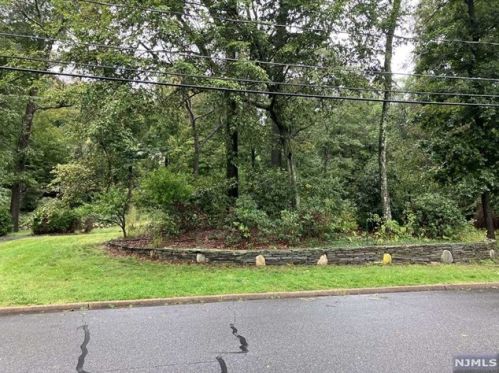 711 Cheyenne Dr, Franklin Lakes, NJ 07417-1003