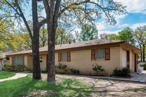 1917 Windlea Dr, Euless TX  76040-4044 exterior