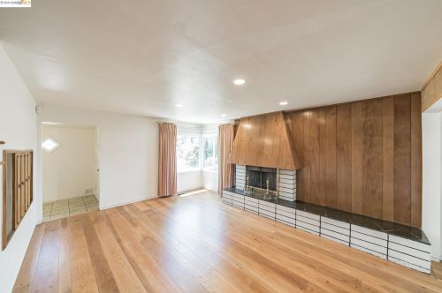 2301 Dashwood Ave, Oakland, CA 94605-2726