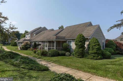 281 Crescent Dr, Swatara PA  17033-2335 exterior