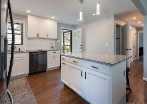 956 Huntington Rd, Stratford CT  06614-2736 exterior