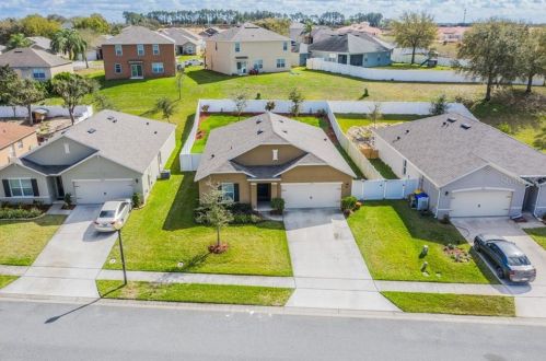 2465 Valhalla Dr, Tavares, FL 32778-8535