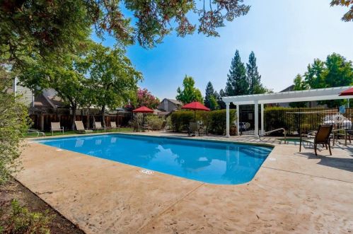 230 Birch Creek Dr, Pleasanton CA  94566-6781 exterior