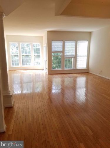 8197 Singleleaf Ln, Lorton VA  22079-5666 exterior