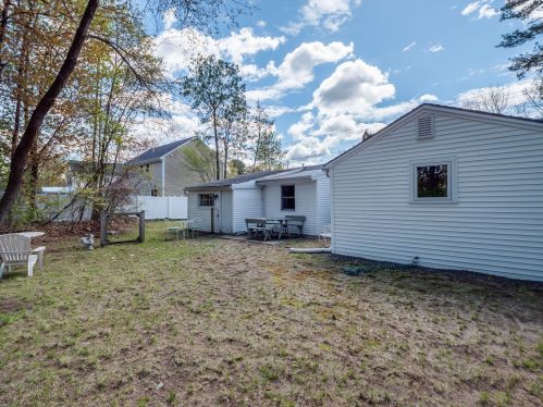 204 Dunstable Rd, Nashua NH  03062-2340 exterior