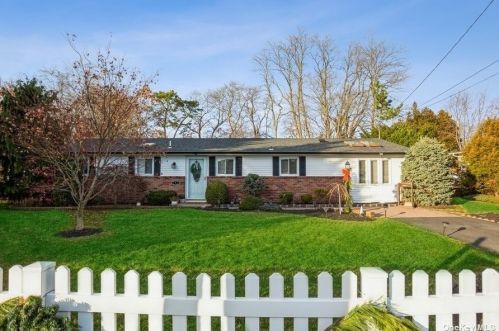 7 Aster Ave, Holtsville, NY 11742-1733
