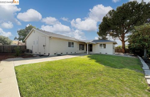 1409 Ventura Dr, West Pittsburg CA  94565-6426 exterior