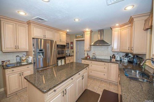 7 Ryder Ct, Huntington Station NY 11746-6142 exterior