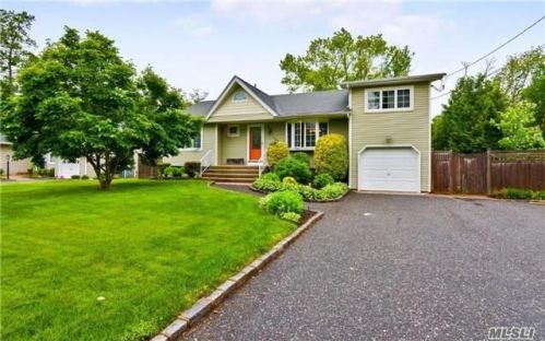 162 Lakeside Dr, Oakdale, NY 11769-2148
