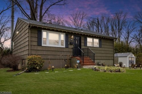 238 9th Ave, Roselle, NJ 07203-2404